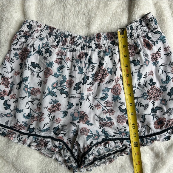 Charlotte Russe Shorts, White w/Pink &Bkye Floral Pattern, size Medium - Picture 8 of 11